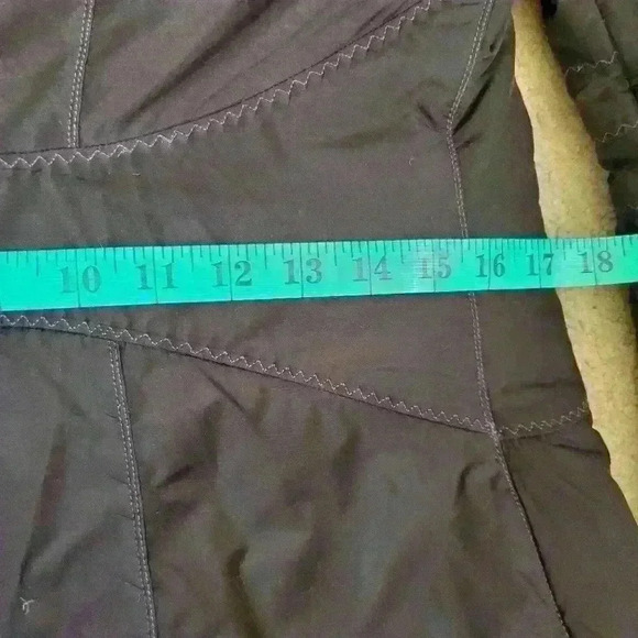 ELIE TAHARI feminine ruffled collar puffer  coat. Size small - Picture 11 of 12